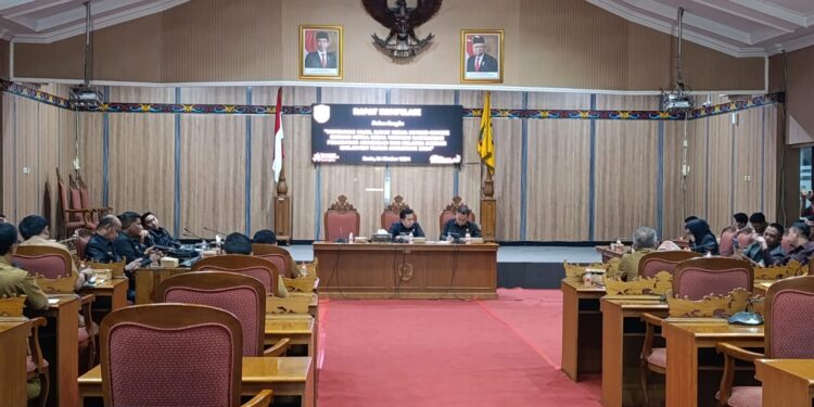 Foto: DIAN/MATA KALTENG - Rapat kompilasi penyampaian hasil rapat komisi-komisi bersama mitra kerja dalam pembahasan APBD perubahan Kotim Tahun Anggaran 2024, 21 Oktober 2024.
