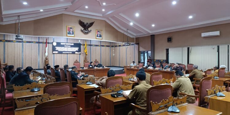 Foto: DIAN/MATA KALTENG - Rapat kompilasi penyampaian hasil rapat komisi-komisi bersama mitra kerja dalam pembahasan APBD perubahan Kotim Tahun Anggaran 2024, 21 Oktober 2024.
