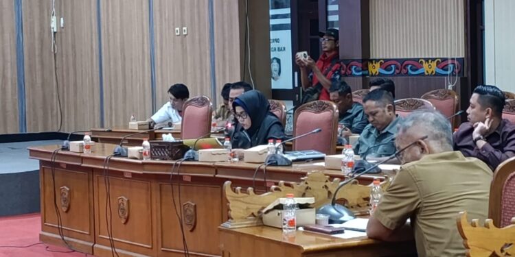 Foto: DIAN/MATA KALTENG - Komisi IV DPRD Kotim saat menyampaikan hasil rapat bersama mitra kerja dalam pembahasan APBD perubahan tahun 2024, 21 Oktobet 2024.