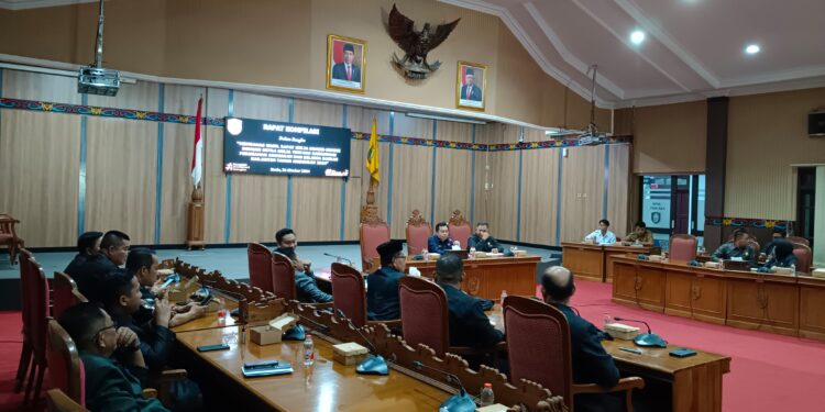 Foto: DIAN/MATA KALTENG - Rapat kompilasi penyampaian hasil rapat komisi-komisi bersama mitra kerja dalam pembahasan APBD perubahan Kotim Tahun Anggaran 2024, 21 Oktober 2024.