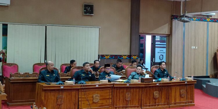 Foto: DIAN/MATA KALTENG - Rapat kompilasi penyampaian hasil rapat komisi-komisi bersama mitra kerja dalam pembahasan APBD perubahan Kotim Tahun Anggaran 2024, 21 Oktober 2024.