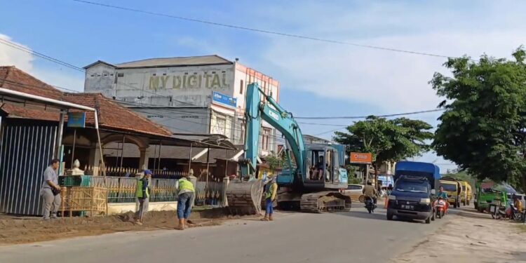 Foto:DOK/MATA KALTENG - Pelebaran jalan Kapten Mulyono, Sampit, Kotim.