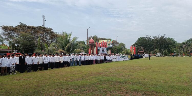 Foto: DIAN/MATA KALTENG - Upacara hari santri di halaman kantor Pemkab Kotim, 22 Oktober 2024.