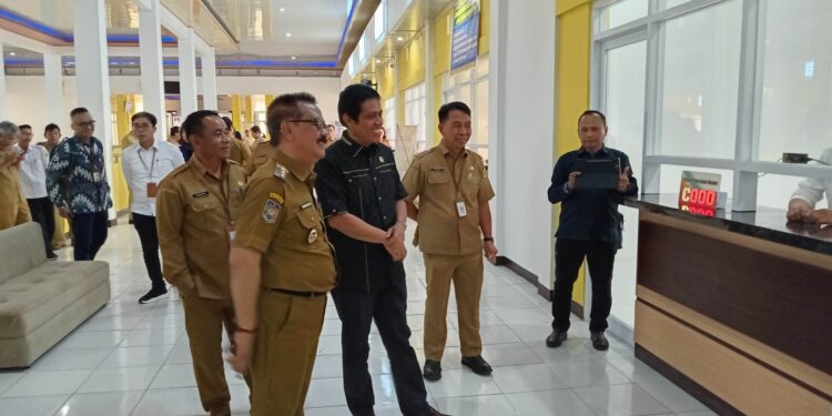 FOTO : DISKOMINFO SANTIK/MATA KALTENG - Pj Bupati Gumas Herson B Aden bersama anggota Ombusman RI Jemsly Hutabarat, Kepala Perwakilan Ombusman Kalteng Raden Biroum Bernadianto, Sekda Richard dan kepala perangkat daerah terkait, meninjau pelayanan publik di MPP Pasar Baru Kuala Kurun, Selasa, 22 Oktober 2024.