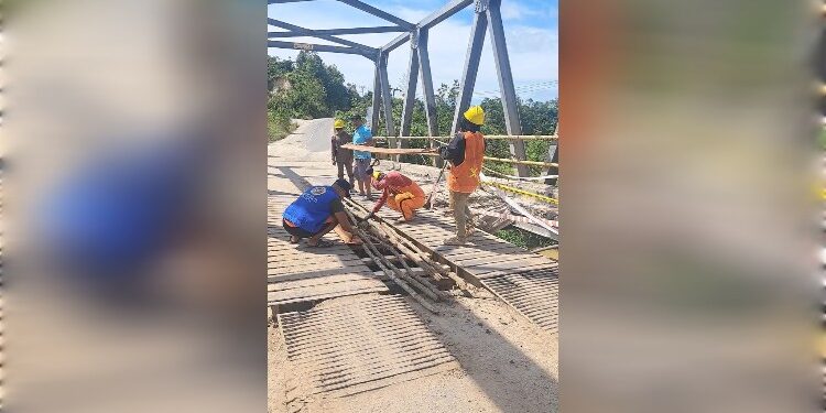 FOTO : DPRD GUMAS/MATA KALTENG - Kondisi Jembatan Sei Kurun berlubang dan diperbaiki sejumlah pihak secara swadaya, Senin, 21 Oktober 2024.
