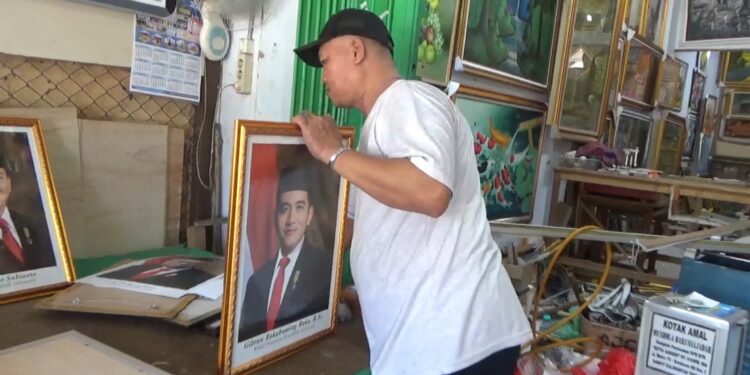 Foto:DIAN/MATA KALTENG - Pedagang pigura dan gambar Presiden Republik Indonesia di Kota Sampit, Kotim.