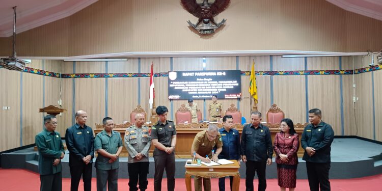 Foto:DIAN/MATA KALTENG - Penandatanganan persetujuan rancangan APBD Perubahan Kotim tahun anggaran 2024, 22 Oktober 2024.