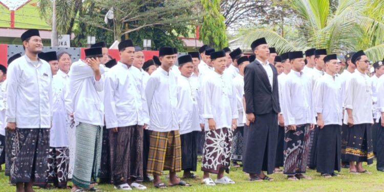 Foto: DIAN/MATA KALTENG - Upacara hari santri di halaman kantor Pemkab Kotim, 22 Oktober 2024.