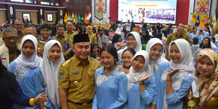 Foto: MATAKALTENG - Gubernur Kalteng Sugianto Sabran bertatap muka dengan pelajar SMK dan SMA di Palangka Raya, bertempat di Aula Jayang Tingang, Lantai II Kantor Gubernur, Senin (21/10/2024).