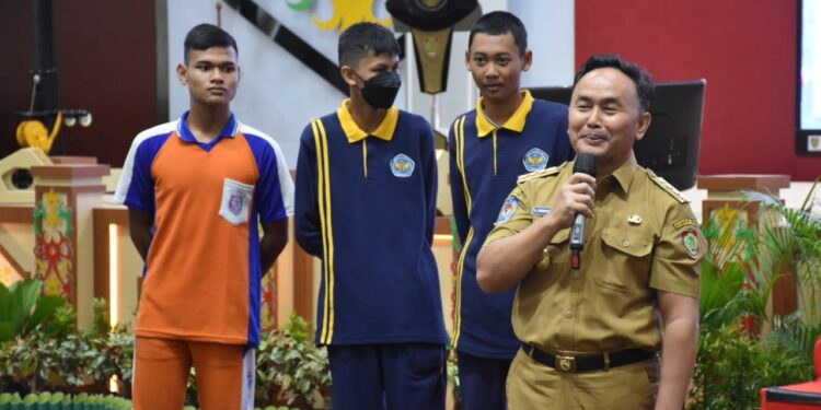 Foto: MATAKALTENG - Gubernur Kalteng Sugianto Sabran menyampaikan sambutan dalam kegiatan Penyuluhan Jabatan bagi Siswa SMA dan SMK di Aula Jayang Tingang, Lantai II Kantor Gubernur, Senin (21/10/2024).