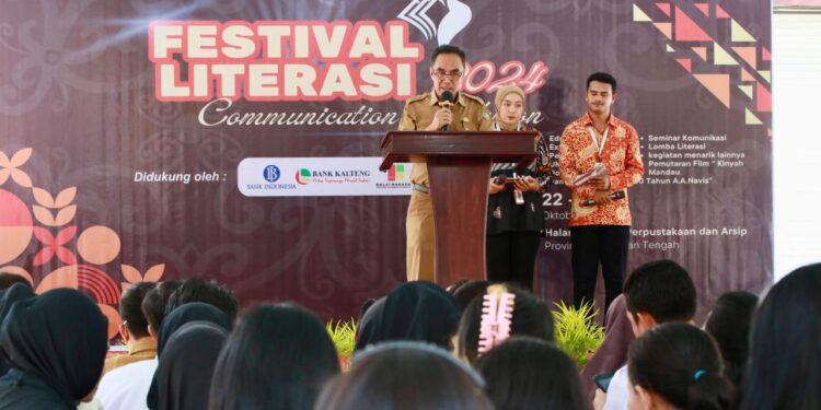 Foto: MATAKALTENG - Plh Kadispursip Prov Kalteng Arthur Mukkun saat menyampaikan sambutannya.