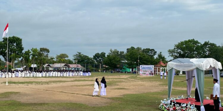 Foto : AKH MATAKALTENG - Pj Bupati Sukamara Rendy Lesmana saat memimpin apel Hari Santri tahun 2024.