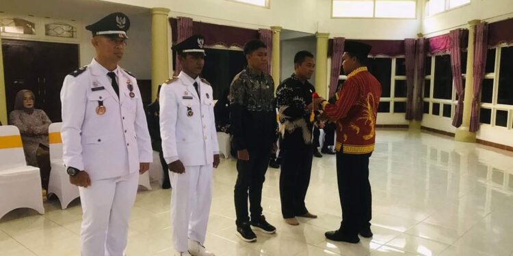 Foto : IST MATAKALTENG - Pj Bupati Sukamara Rendy Lesmana saat mengganti dua Pj Kades yang terbukti tidak netral pada Pilkada Sukamara 2024.