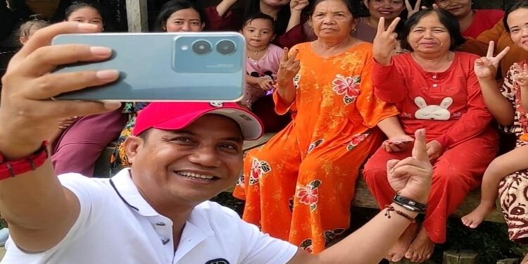 FOTO: IST/MATAKALTENG - Calon Wakil Gubernur Kalteng, H Supian Hadi selfie bersama warga saat silaturahmi di wilayah pendalaman Kabupaten Katingan.