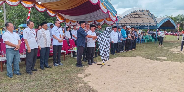 FOTO : DISKOMINFO SANTIK/MATA KALTENG - Pj Bupati Gumas Herson B Aden dan Ketua LPTQ Jhonson Ahmad, didampingi Sekda Richard, para asisten, kepala perangkat daerah dan Camat Rungan Penyang D Masal, mengangkat bendera sebagai tanda dimulai pawai ta'aruf menyambut MTQ ke-XVII tahun 2024 tingkat kabupaten, di Lapangan Baras Ngahai, Kelurahan Jakatan Raya, Kecamatan Rungan, Rabu, 23 Oktober 2024.