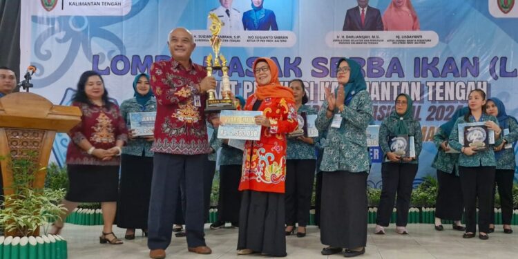 Foto: MATAKALTENG - Lomba Masak Serba Ikan (LMSI) Tingkat Provinsi Kalimantan Tengah Tahun 2024, di Aula Hotel Dandang Tingang, Selasa (22/10).