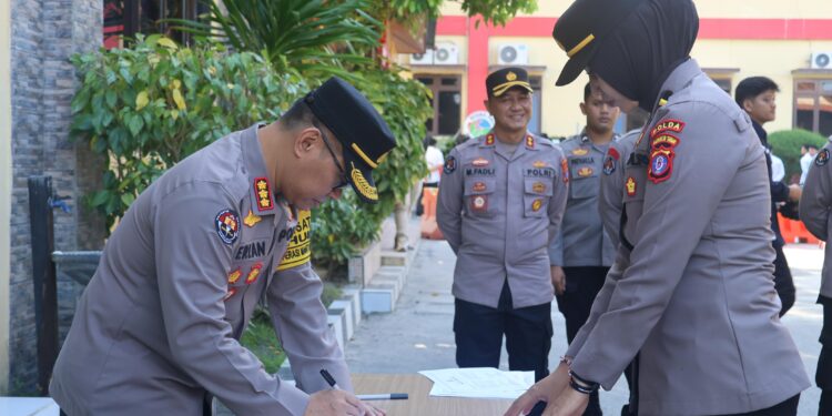 FOTO: RZL/MATAKALTENG - Kabid Humas Polda Kalteng, Kombes Pol Erlan Munaji saat melakukan penandatanganan pakta integritas.