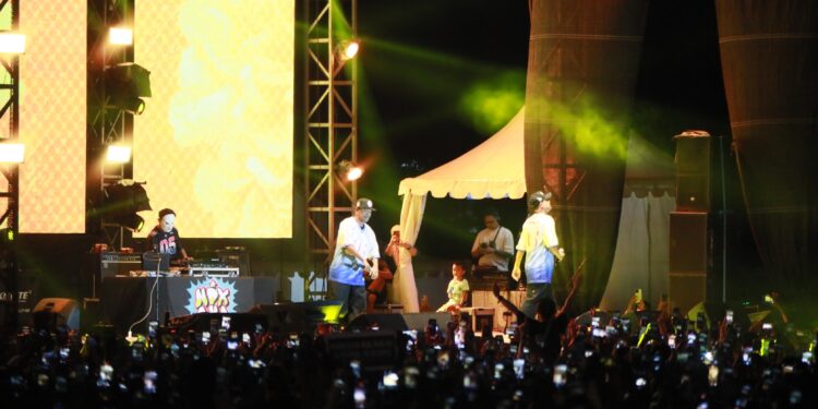 Foto: MATAKALTENG - Pesta hiburan rakyat bertajuk Tour Konser Isen Mulang Berkah di Kota Palangka Raya, dengan menghadirkan grup musik asal Kota Yogyakarta yang tengah naik daun, NDX AKA.