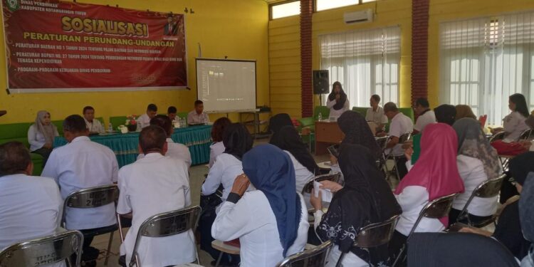 Foto: DIAN/MATA KALTENG - Sosialisasi peraturan perundang-undangan daerah dan peraturan bupati serta program kebijakan Dinas Pendidikan di aula BPG Disdik Kotim, 23 Oktober 2024.