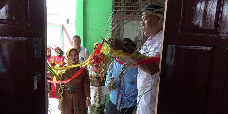 Foto: DIAN/MATA KALTENG - Peresmian tempat ibadah Agama Islam dan tempat belajar Agama Kristen di SMPN 11 Sampit, 23 Oktober 2024.