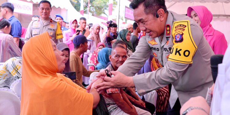 FOTO: MATAKALTENG - Kapolda Kalteng, Irjen Pol Djoko Poerwanto saat berdialog bersama warga yang hendak diperiksa kesehatannya.