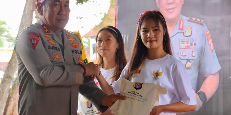 FOTO: MATAKALTENG - Kapolda Kalteng, Irjen Pol Djoko Poerwanto pada saat memberikan cinderamata kepada salah seorang peserta deep talk.