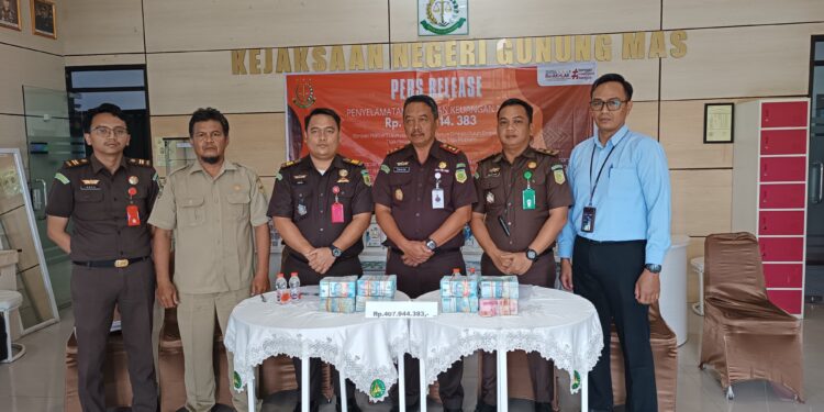 FOTO : KEJARI GUMAS/MATA KALTENG - Kajari Gumas Sugito didampingi Kasi Pidsus Andi Yaprizal menunjukkan uang kerugian negara yang dikembalikan oleh kontraktor, Selasa, 22 Oktober 2024.
