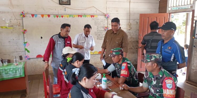 FOTO : DPRD GUMAS/MATA KALTENG - Suasana layanan kesehatan gratis yang dilakukan oleh petugas dinas kesehatan setempat, Senin, 21 Oktober 2024.