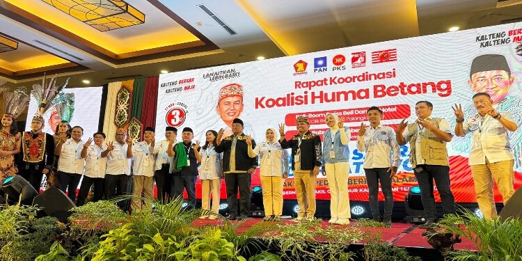 FOTO: OLIVIA/MATAKALTENG - Paslon Gubernur dan Wakil Gubernur Kalteng Agustiar Sabran Edy Pratowo bersama dengan Sugianto Sabran dan Tim Kampanye Provinsi,Kabupaten dan Kota saat rakor Koalisi Huma Betang di Ballroom Hotel Danum Palangka Raya, Rabu 23 Oktober 2024 malam.