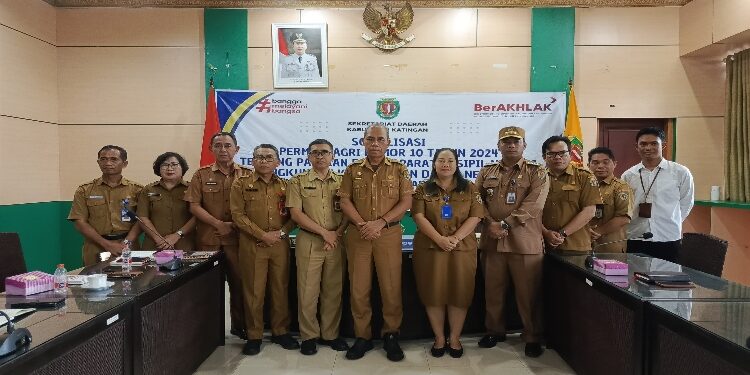 FOTO: IST/MATAKALTENG - Sekda Katingan Pransang, foto bersama jajaran usai pelaksanaan kegiatan sosialisasi.