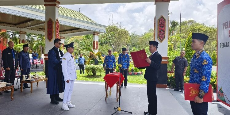 FOTO: ANR/MATAKALTENG - Pj Bupati Katingan, Sutoyo saat melantik Pj Kades Tumbang Gaei, Tatang.