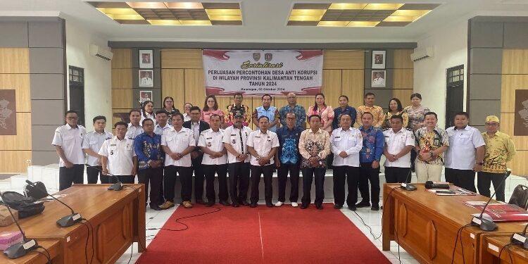 FOTO: ANR/MATAKALTENG - Kepala DPMD Katingan Ganti Yapman, bersama jajaran dan peserta foto bersama.