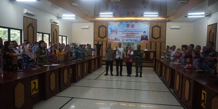 FOTO: IST/MATAKALTENG - Sekda Katingan Pransang, foto bersama usai membuka kegiatan, di aula Dinas PUPR setempat.