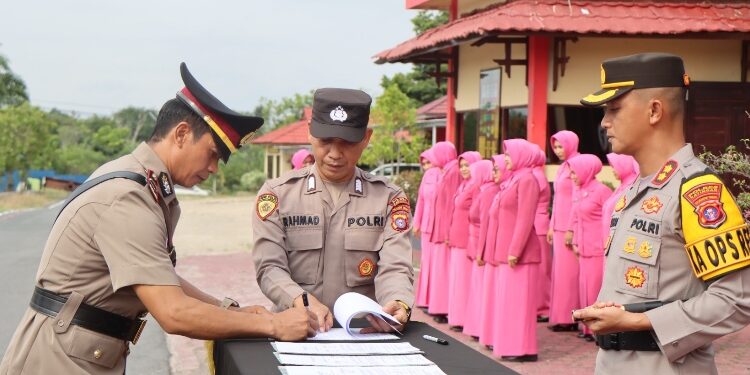 FOTO: IST/MATAKALTENG - Kappolres Katingan AKBP Chandra Ismawanto, saat Sertijab pejabat Perwira di halaman Polres setempat. 