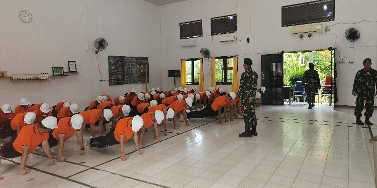 FOTO: IST/MATAKALTENG - Suasana pelatihan yang diberikan oleh anggota TNI, Aula Training Center perusahaan.