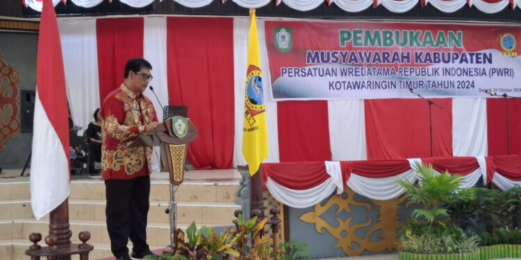 Foto: DIAN/MATA KALTENG - Pjs Bupati Kotim Shalahuddin saat membuka musyawarah kabupaten Persatuan Wredatama Indonesia Kotim di Gedung Serba Guna, Sampit, Kamis 24 Oktober 2024.