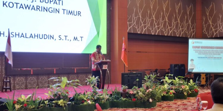 Foto: DIAN/MATA KALTENG - Pjs Bupati Kotim Shalahuddin saat menghadiri rapat koordinasi penanganan pelanggaran netralitas ASN, Lurah dan Kepala Desa pada Pemilu 2024, 24 Oktober 2024.