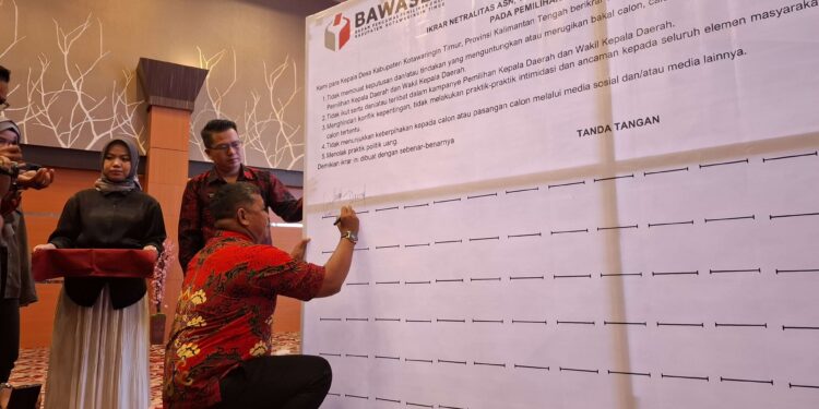 Foto: DIAN/MATA KALTENG - Penandatanganan bersama ikrar netralitas ASN, TNI, Polri, Camat, Lurah dan Kepala Desa se Kotim dalam Pemilu 2024, 24 Oktober 2024.