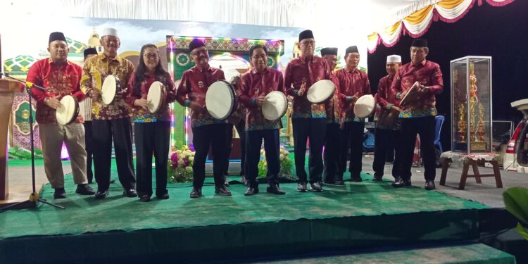 FOTO : DPRD GUMAS/MATA KALTENG - Ketua sementara DPRD Kabupaten Gumas Herbert Y Asin (lima dari kiri) bersama Pj Bupati Herson B Aden, menghadiri MTQ ke XVII tingkat kabupaten tahun 2024, di Lapangan Baras Ngahai, Kelurahan Jakatan Raya, Kecamatan Rungan, Rabu, 23 Oktober 2024 malam.