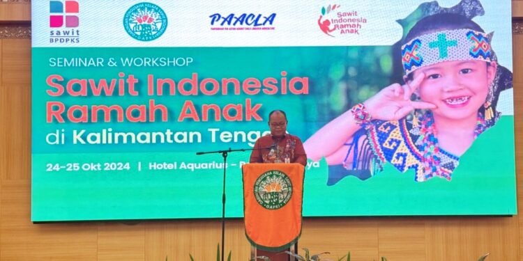 Foto: MATAKALTENG - Plh Asisten Pemerintahan dan Kesra (Pemkesra) Maskur mewakili Plt. Sekda Prov. Kalteng membuka secara resmi Seminar dan Workshop Sawit Indonesia Ramah Anak.