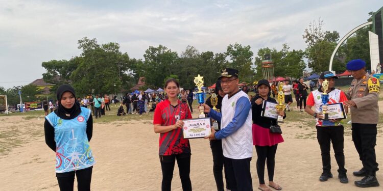 Foto : AKH MATAKALTENG - Pj Bupati Sukamara Rendy Lesmana saat menyerahkan hadiah kepada para pemenang.