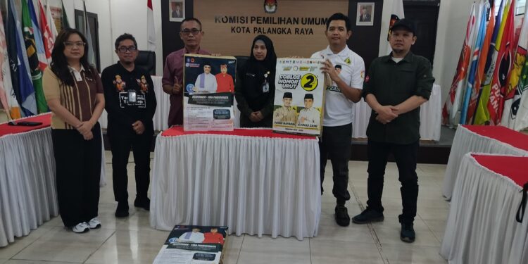 FOTO: MATAKALTENG - Penyerahan bahan kampanye oleh KPU kepada perwakilan masing-masing pasangan calon.