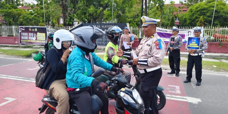FOTO: MATAKALTENG - Personel Satlantas Polresta Palangka Raya pada saat menyampaikan edukasi kepada pengendara.