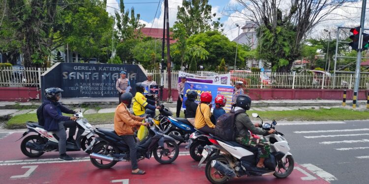 FOTO: MATAKALTENG - Personel Satlantas Polresta Palangka Raya pada saat memberikan sosialisasi kepada pengendara.