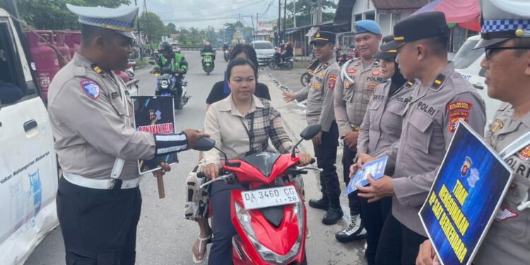 FOTO: MATAKALTENG - Personel Satlantas Polresta Palangka Raya pada saat menindak pengendara yang tak gunakan helm.