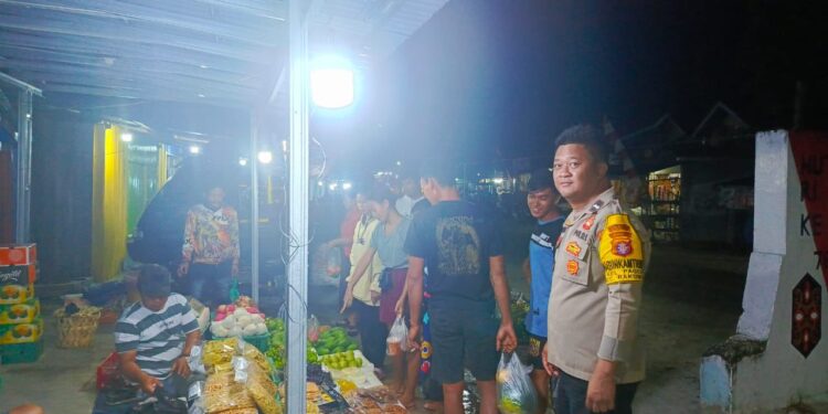 FOTO: MATAKALTENG - Personel Polsek Rakumpit, pada saat meninjau harga dan ketersediaan bahan pokok di pasar.