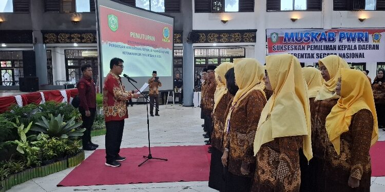 FOTO: DIAN/MATA KALTENG - Pengukuhan pengurus PWRI Kotim oleh Pjs Bupati Kotim Shalahuddin, Kamis 24 Oktober 2024.