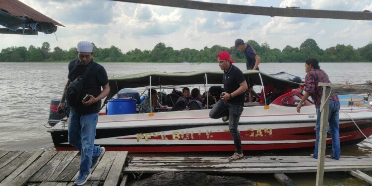 FOTO: IST/MATAKALTENG - H Supian Hadi (topi merah) saat turun dari Speed Boat di aliran DAS Katingan.