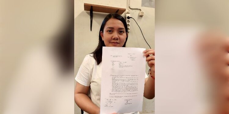 FOTO: MATAKALTENG - Pelapor, Yusnani Novelianty, saat menunjukkan bukti laporan dari Polda Kalteng.
