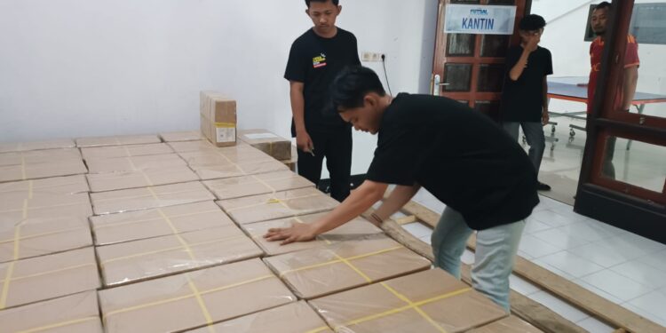Foto:DIAN/MATA KALTENG - Proses bongkar muat surat suara Pilkada Kotim di gudang logistik KPU Kotim, 25 Oktober 2024.